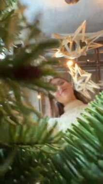 Alçak açılı çekimler, yeni yıl süslemeleri ve Noel çelengi sanatının benzersiz bir görüntüsünü sunuyor. Yüksek kalite 4k görüntü