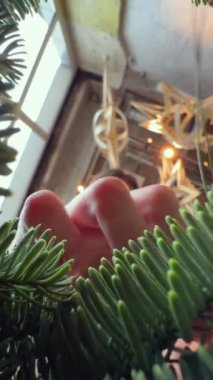 Daha düşük bir açıdan bakıldığında, Yeni Yıl dekorasyonu ve Noel çelengi yapmadaki sanatsallığını gösterebilirsin. Yüksek kalite 4k görüntü