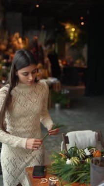 Bir dekor dükkanında, bir satıcının rehberliğinde yeni yıl süsü hazırlıyorum. Yüksek kalite 4k görüntü