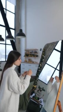 Tatil sezonunda, sevimli bir kız aynanın önünde güzelliğini geliştirir. Yüksek kalite 4k görüntü