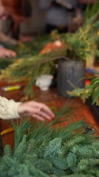 Πευκοβελόνες Διαμορφώνονται Χριστουγεννιάτικο Στεφάνι Από Επιδέξια Χέρια Μιας Τεχνίτισσας Υψηλής — Αρχείο Βίντεο