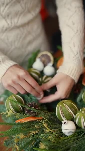 여성은 크리스마스 장식품을 만드는 워크샵에 참여합니다 고품질 — 비디오