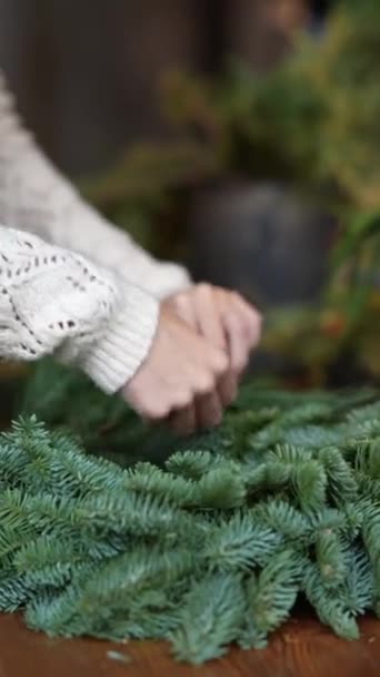 집에서 크리스마스 화환을 만드는 방법에 자습서 매력적인 여성에 고품질 — 비디오
