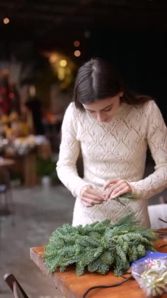 Proprietor Decor Store Elaborates Art Crafting Christmas Wreath Высококачественные Кадры — стоковое видео