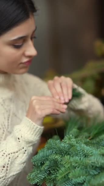 素敵な若い女性によって提示された自宅でクリスマスリースを作る方法についてのステップバイステップの説明 高品質の4K映像 — ストック動画