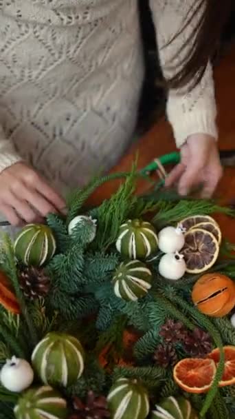 Vánoční Duch Naplňuje Květinářství Obchod Dekoracemi Vysoce Kvalitní Záběry — Stock video