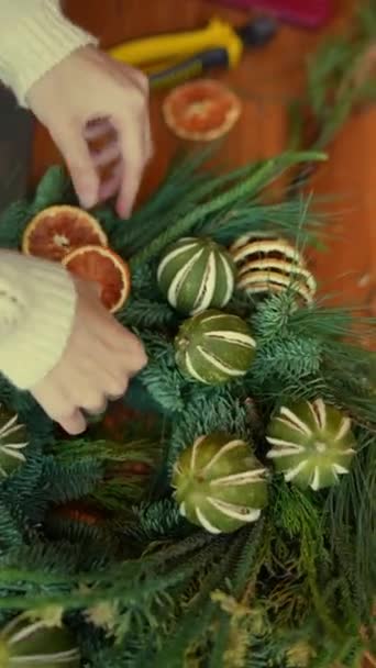 상세한 워크샵에서 크리스마스 화환을 만드는 단계를 클로즈업 고품질 — 비디오