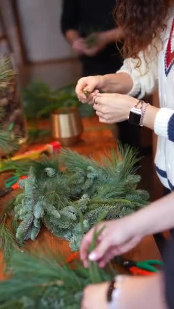 Görü Sağlayan Dekor Mağazasının Sahibi Noel Çelengi Yapmayı Tartışıyor Yüksek — Stok video