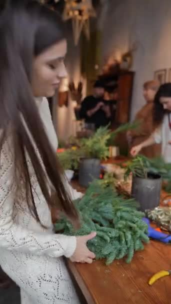 Eine Junge Frau Die Aktiv Einer Bastelstunde Teilnimmt Fertigt Weihnachtsdekorationen — Stockvideo