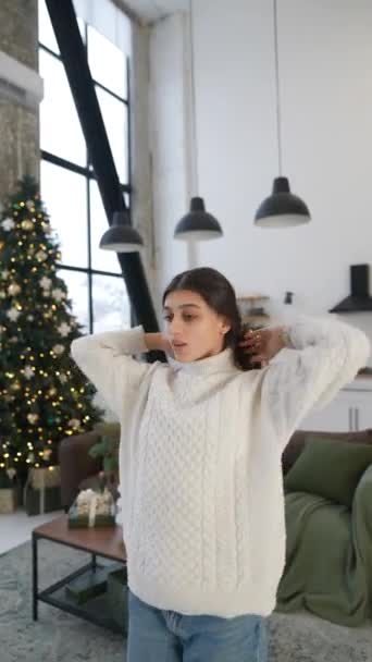一位年轻女子为圣诞晚会做了一个时髦的发型 高质量的4K镜头 — 图库视频影像