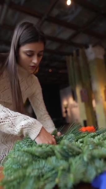 Mladá Žena Navštěvuje Mistrovskou Třídu Aby Naučila Vytvářet Vánoční Ozdoby — Stock video