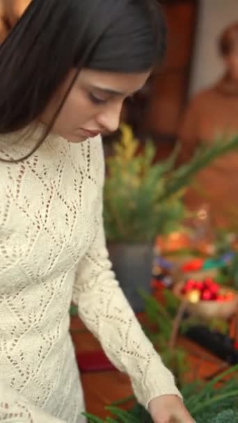 Tânără Modă Conduce Atelier Confecționare Unei Coroane Crăciun Folosind Ramuri — Videoclip de stoc