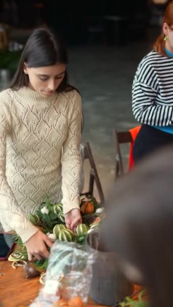 Bir Üstat Sınıfına Giren Genç Bir Bayan Noel Süslemeleri Yaratır — Stok video