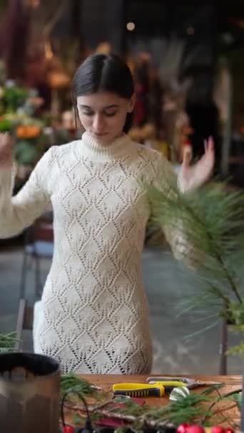 Moda Bir Yaklaşımla Genç Bir Bayan Çam Yeşilliğini Kullanarak Bir — Stok video