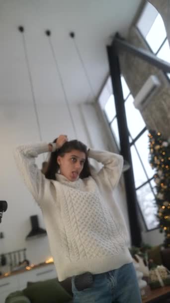 Świątecznej Atmosferze Choinki Stylowa Oszałamiająca Kobieta Przygotowuje Się Przyjęcia Wysokiej — Wideo stockowe