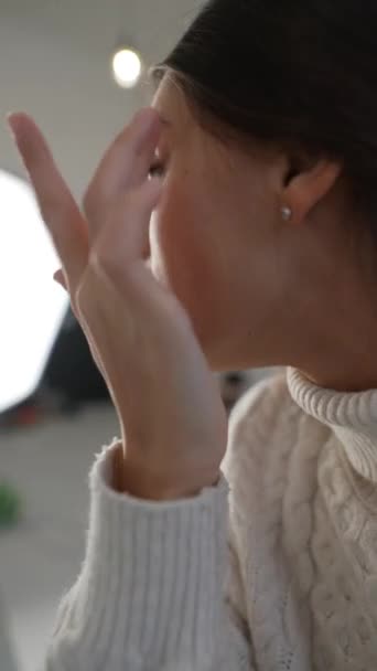 Med Julstämning Luften Sminkar Sig Vacker Ung Kvinna Graciöst Högkvalitativ — Stockvideo