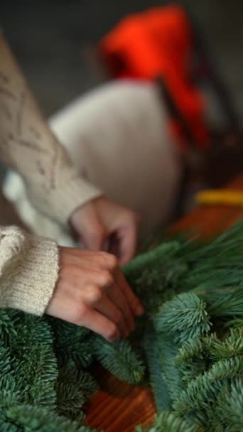 Опытом Ремесленница Превращает Вечнозеленые Ветви Красивый Рождественский Венок Высококачественные Кадры — стоковое видео