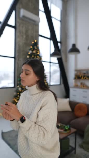 Szykowna Młoda Dama Stylizuje Włosy Ramach Przygotowań Świątecznego Wieczoru Bożego — Wideo stockowe