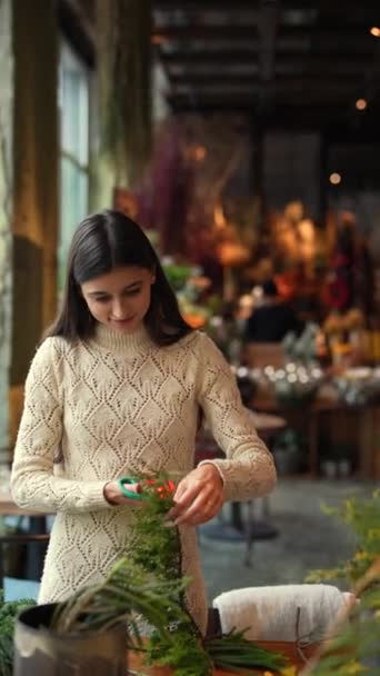 Művészi Tudással Egy Fiatal Mester Díszítéseket Készít Karácsonyi Étkezőasztalhoz Kiváló — Stock videók