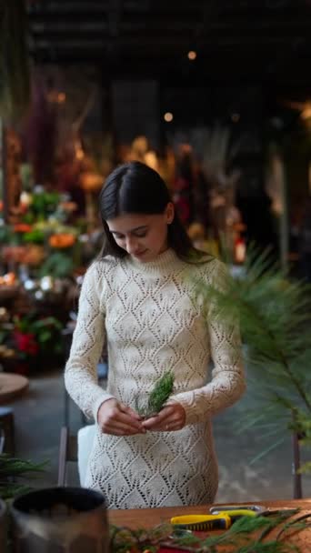 Молодая Женщина Активно Участвует Мастерской Изготовлению Рождественских Украшений Высококачественные Кадры — стоковое видео