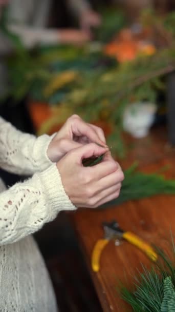 パインバウスは巧妙に熟練した職人の手のクリスマスリースになります 高品質の4K映像 — ストック動画