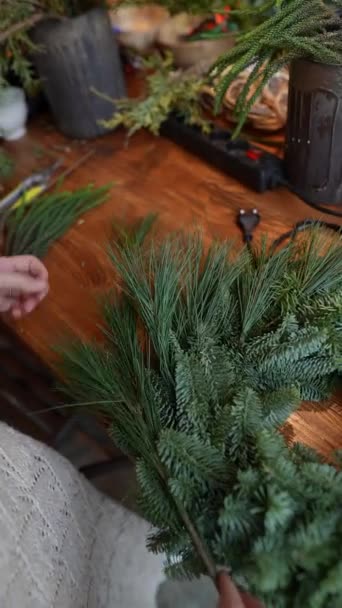 마스터 클래스에서 숙녀는 크리스마스 장식을 만드는 배웁니다 고품질 — 비디오
