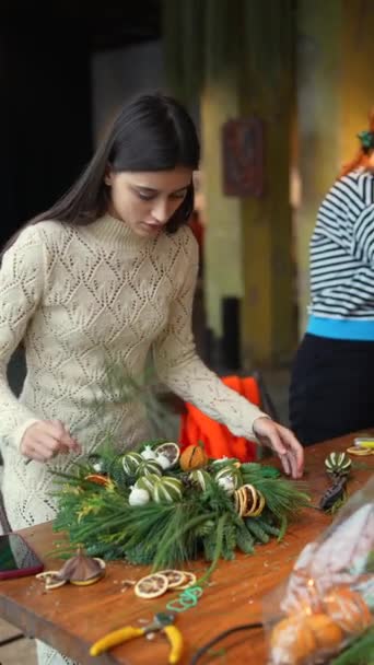Angajat Magazinului Decorativ Proiectează Ornament Anul Nou Înregistrare Înaltă Calitate — Videoclip de stoc