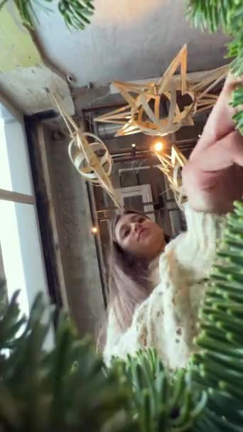 新年の装飾とクリスマスリースの工芸品を展示する一連の低角度のショット 高品質の4K映像 — ストック動画
