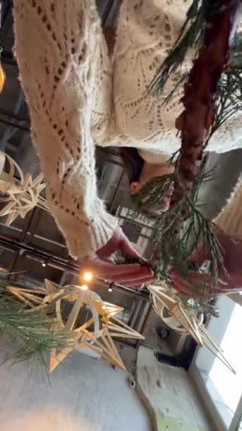 Majitel Obchodu Dekoracemi Sdílí Své Zkušenosti Tvorbou Slavnostních Novoročních Ornamentů — Stock video