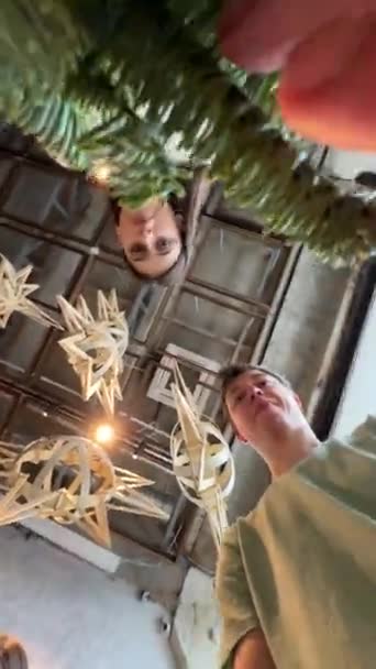 Mezi Smrkovými Větvemi Cítit Slavnostní Atmosféra Tvorby Vánočních Věnců Vysoce — Stock video