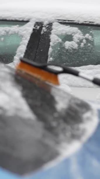 一个年轻的女人在停车场从她的车上扫雪 高质量的4K镜头 — 图库视频影像