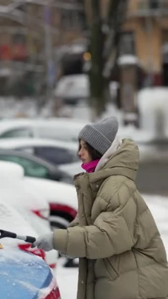 Using Brush Young Lady Removes Snow Her Car City Streets — Stock Video