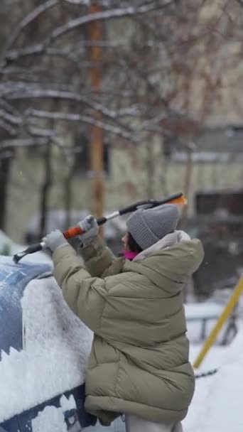 Парковці Молода Леді Сама Прибирає Сніг Машини Високоякісні Кадри — стокове відео