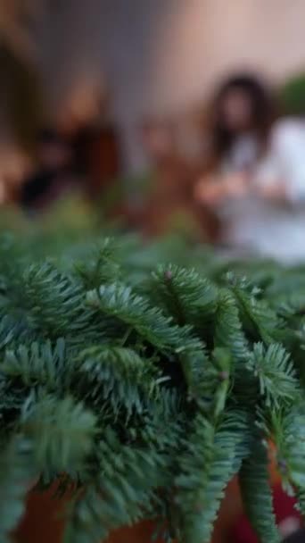 Çiçekçide Noel Çelengini Tamamlamak Için Son Adımlar Yüksek Kalite Görüntü — Stok video