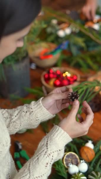 Ανθοπωλείο Και Χριστουγεννιάτικο Κατάστημα Ντεκόρ Αποπνέει Μια Εορταστική Ατμόσφαιρα Χριστουγέννων — Αρχείο Βίντεο