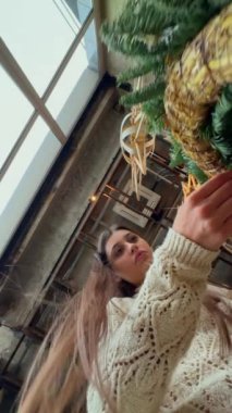 Alttan çekilen fotoğraflar, Yeni Yıl dekorunun ve Noel çelengi yaratılışının karmaşık detaylarını vurguluyor. Yüksek kalite 4k görüntü