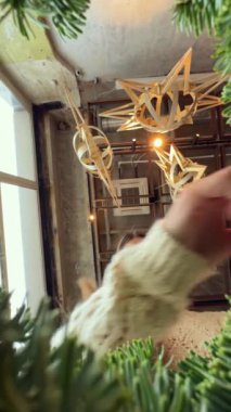 Yeni yıl süslemeleri ve Noel çelengi yapma sürecini belgelemek için alçak açılı çekimler. Yüksek kalite 4k görüntü