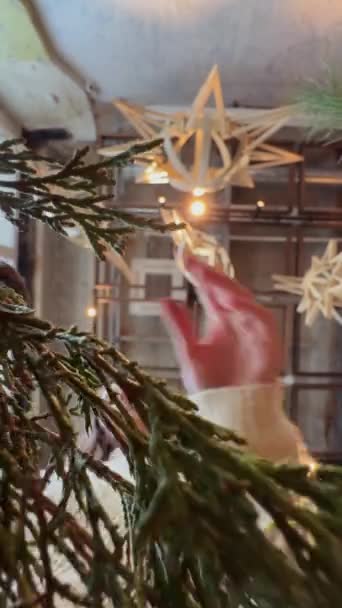 Низкоугольные Снимки Документирующие Процесс Изготовления Новогодних Украшений Рождественского Венка Высококачественные — стоковое видео