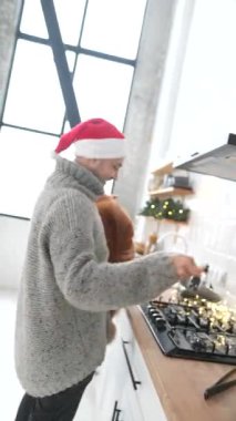 Köpekleri yanlarındayken, bir aile çifti mutfaktaki şenlikli ortamın tadını çıkarıyor. Yüksek kalite 4k görüntü