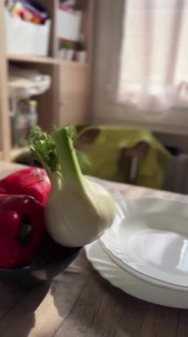 Pişirmek için sebzeleri kullanılabilir parçalara ayırarak hazırlıyorum. Yüksek kaliteli FullHD görüntüler