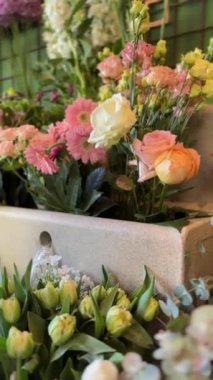 Çiçek butiğinde çeşitli vazo çeşitleri mevcuttur. Yüksek kaliteli FullHD görüntüler