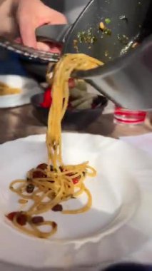 Tabağında baştan çıkarıcı bir koku olan nefis bir makarna. Geleneksel İtalyan yemekleri. Yüksek kalite 4k görüntü