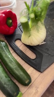 Yemek yapmak için sebze doğrama işlemi. Yüksek kalite 4k görüntü