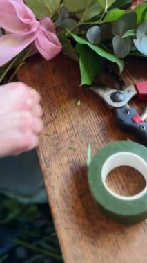 Çiçekçide çiçekçinin çiçek buketini birleştirme işlemi. Yüksek kalite 4k görüntü