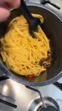 Tabakta servis edilen romatik ve lezzetli makarna. Klasik İtalyan gastronomisi. Yüksek kalite 4k görüntü