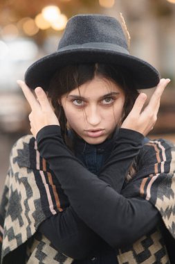 Eski moda hippi tarzında çarpıcı bir genç bayan tasviri. Yüksek kalite fotoğraf