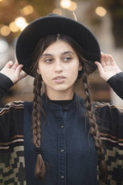 Eski hippi görünüşünü kucaklayan şık bir kızın büyüleyici görüntüsü. Yüksek kalite fotoğraf