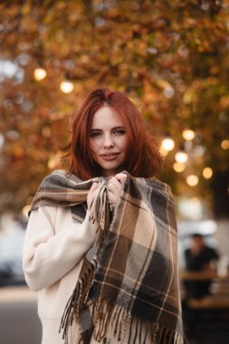 Güneşli bir sonbahar gününde hippi kültürünün ruhunu kucaklayan göz kamaştırıcı bir kızıl. Yüksek kalite fotoğraf