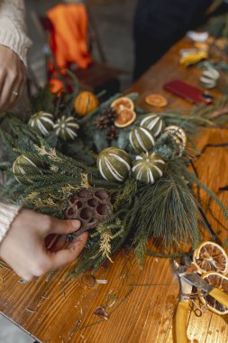 Şenlikli çelenkler ve yeni yıl süsleri için yaratıcı bir atölye. Yüksek kalite fotoğraf