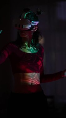 Bir kız sanal bir performanstan zevk alır, akıcı bir şekilde VR gözlük takarak dans eder. Yüksek kalite 4k görüntü